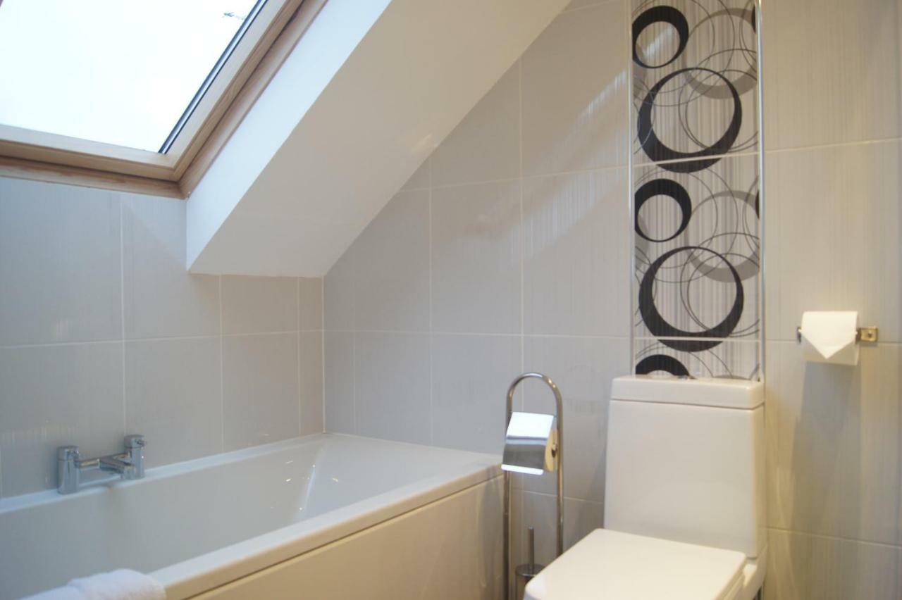 Modern, Cosy Apartment In Bearsden With Private Parking Glasgow Buitenkant foto